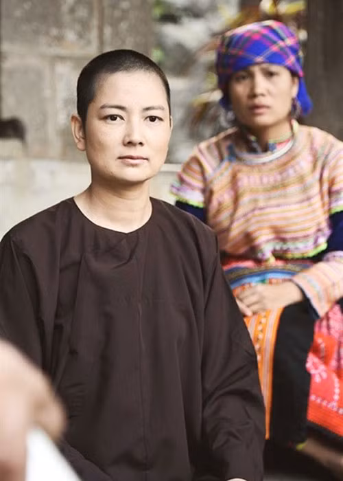 Thúy Vinh cũng cạo đầu để đóng phim thay vì đội miếng dán silicon để tạo da đầu giả trong bộ phim “Hiệp sĩ mù”. Ảnh: Vietnamnet