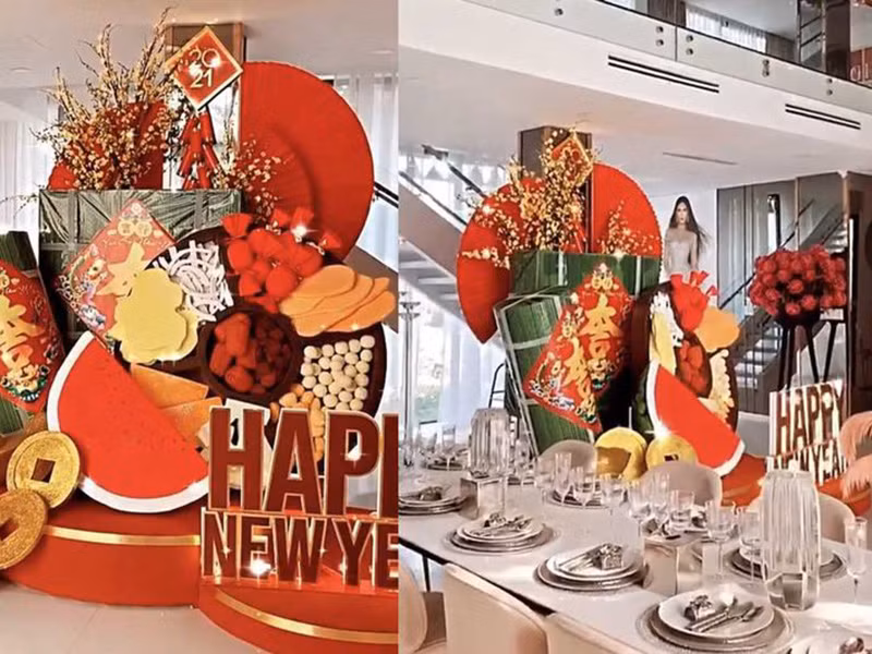 Ngọc Trinh lại dựng một hộp quà khổng lồ trước phòng khách trong biệt thự để đón năm mới.