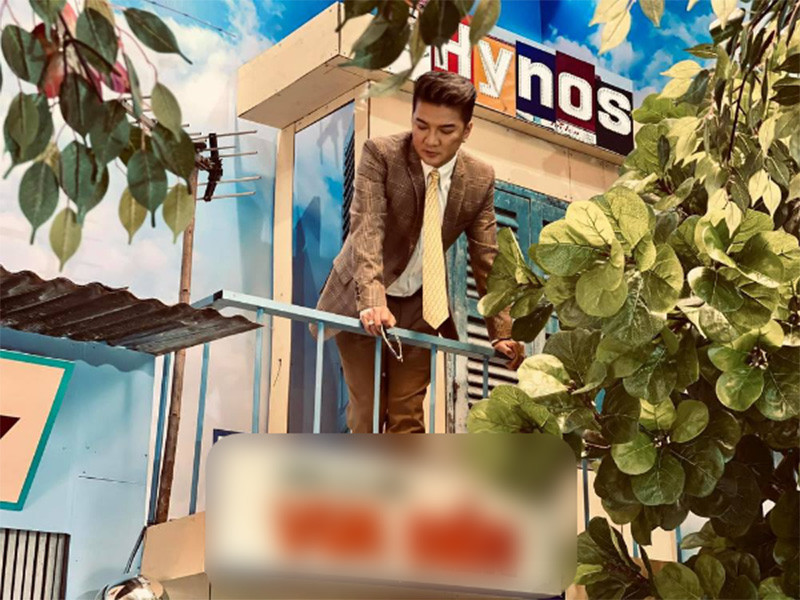 Mr Đàm sưu tầm nhiều đồ vật cũ, cổ để mô phỏng lại đúng không khí Tết xưa. Bối cảnh có tiệm uốn tóc, nhà may...