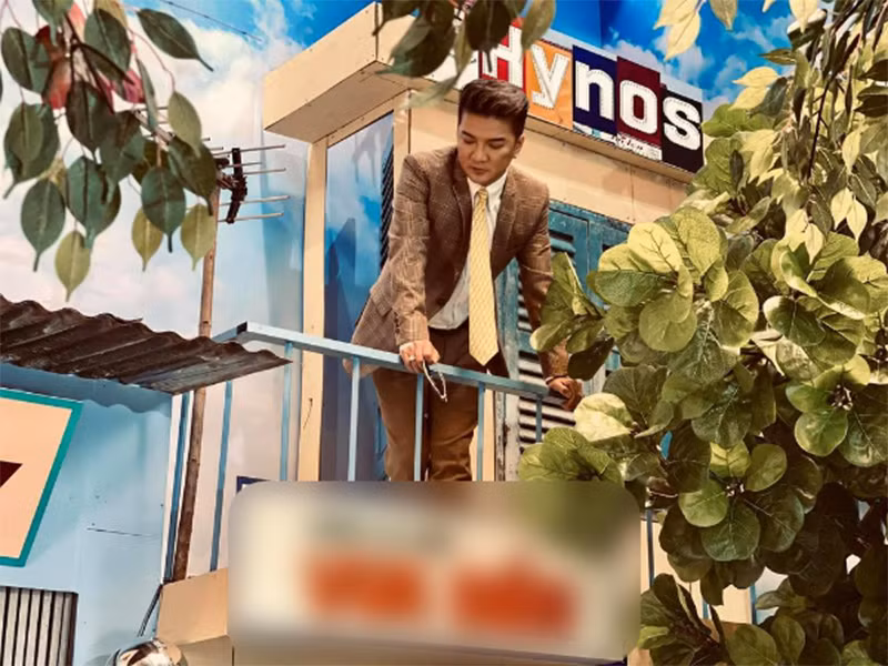 Mr Đàm sưu tầm nhiều đồ vật cũ, cổ để mô phỏng lại đúng không khí Tết xưa. Bối cảnh có tiệm uốn tóc, nhà may...