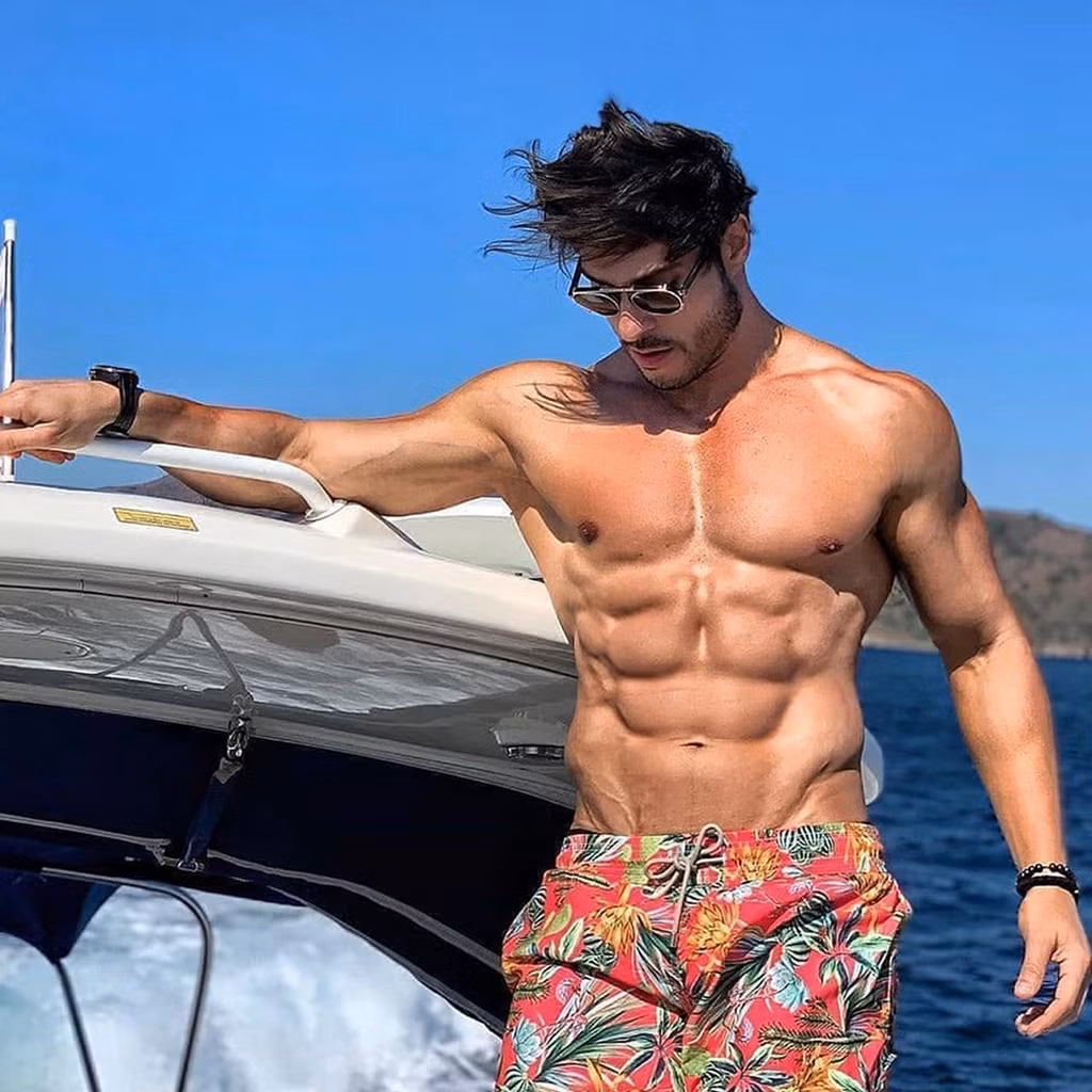 1. Đặt lịch cắt tóc: Tóc ở trạng thái lộn xộn, không vào nếp ảnh hưởng tiêu cực đến vẻ ngoài phái mạnh. Thời gian giữa mỗi lần cắt phụ thuộc vào tốc độ mọc tóc, cơ địa mỗi người. Nhìn chung, sau khoảng 3-4 tuần là thời điểm thích hợp để đến tiệm làm tóc. Ảnh: @brunosantos