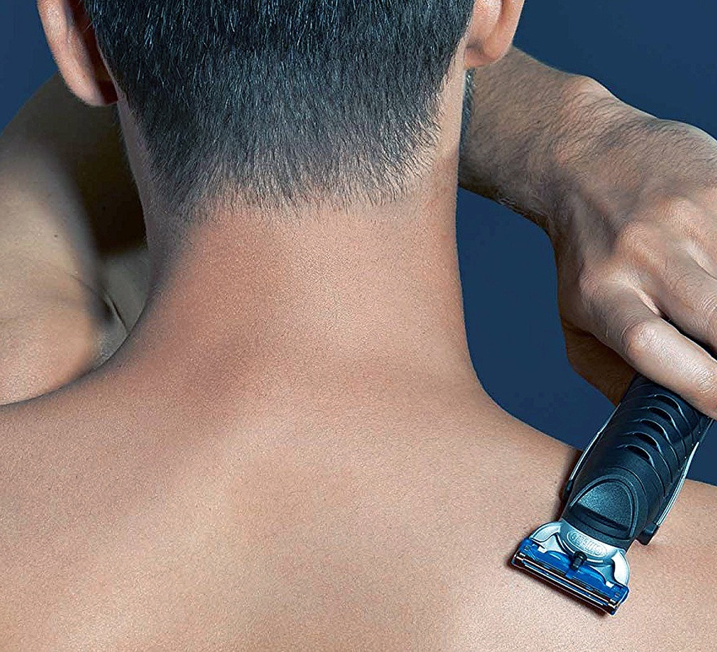 5. Cắt tỉa lông cơ thể: Lông rậm rạp sẽ giữ lại mồ hôi, tạp chất và thúc đẩy vi khuẩn tạo mùi phát triển. Loại bỏ tình trạng rậm lông định kỳ, kết hợp mặc quần áo thấm hút tốt nhằm tránh gây mùi hôi. Ảnh: MensXP, T3.