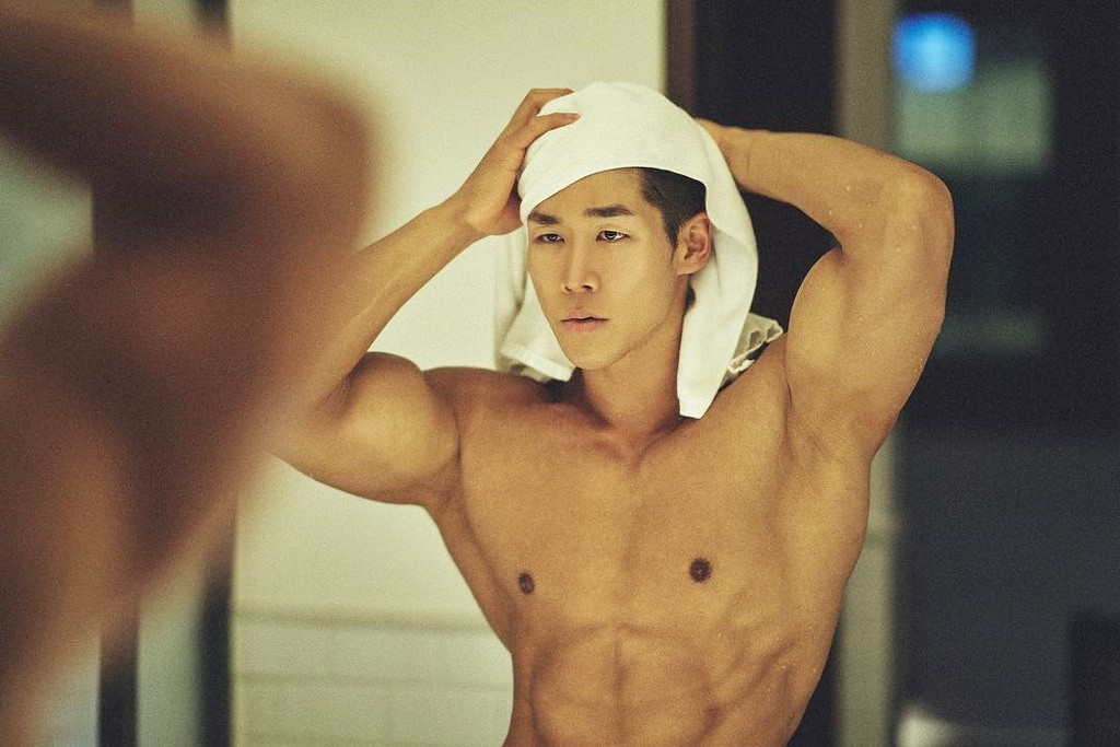 3. Tỉa lông mày: Lông mày là một trong những điểm quan trọng nhất trên khuôn mặt. Chúng mang đến đường nét đặc trưng cho diện mạo phái mạnh. Bạn cần tránh nhổ lông mày thường xuyên vì sẽ khiến các sợi lông mọc lộn xộn, mất hình dáng đẹp. Khi lông mày mọc rậm rạp, hãy đến địa chỉ làm đẹp uy tín để cắt tỉa. Ảnh: @ckb610.