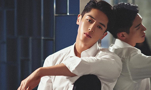 2. Áp dụng quy trình dưỡng da: Làn da nam giới có nhiều lỗ chân lông, tuyến bã nhờn hoạt động mạnh hơn phụ nữ. Vì vậy, các chàng trai dễ gặp phải tình trạng da sần sùi, lỗ chân lông to và nổi mụn. Làm sạch, tẩy tế bào chết, dưỡng ẩm và chống nắng là những bước chăm sóc da thiết yếu. Loại da mỗi người có thể không đồng nhất theo thời gian. Bạn nên quan sát sự thay đổi của da mỗi ngày nhằm tìm kiếm mỹ phẩm phù hợp. Ảnh: @d_ngm_n.