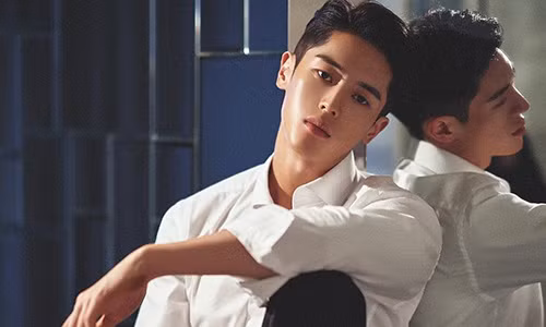 2. Áp dụng quy trình dưỡng da: Làn da nam giới có nhiều lỗ chân lông, tuyến bã nhờn hoạt động mạnh hơn phụ nữ. Vì vậy, các chàng trai dễ gặp phải tình trạng da sần sùi, lỗ chân lông to và nổi mụn. Làm sạch, tẩy tế bào chết, dưỡng ẩm và chống nắng là những bước chăm sóc da thiết yếu. Loại da mỗi người có thể không đồng nhất theo thời gian. Bạn nên quan sát sự thay đổi của da mỗi ngày nhằm tìm kiếm mỹ phẩm phù hợp. Ảnh: @d_ngm_n.