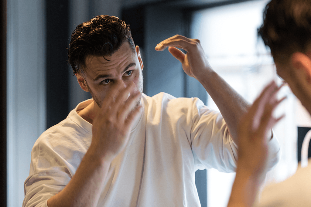 9. Không đi ngủ với sáp vuốt tóc: Gel, sáp hay keo xịt duy trì nếp tóc hoàn hảo, nhưng chúng có thể gây hại cho da đầu. Vì vậy, trước lúc đi ngủ vào buổi tối, bạn cần loại bỏ mọi tạp chất từ sản phẩm làm tóc. Ảnh: Ape To Gentleman.