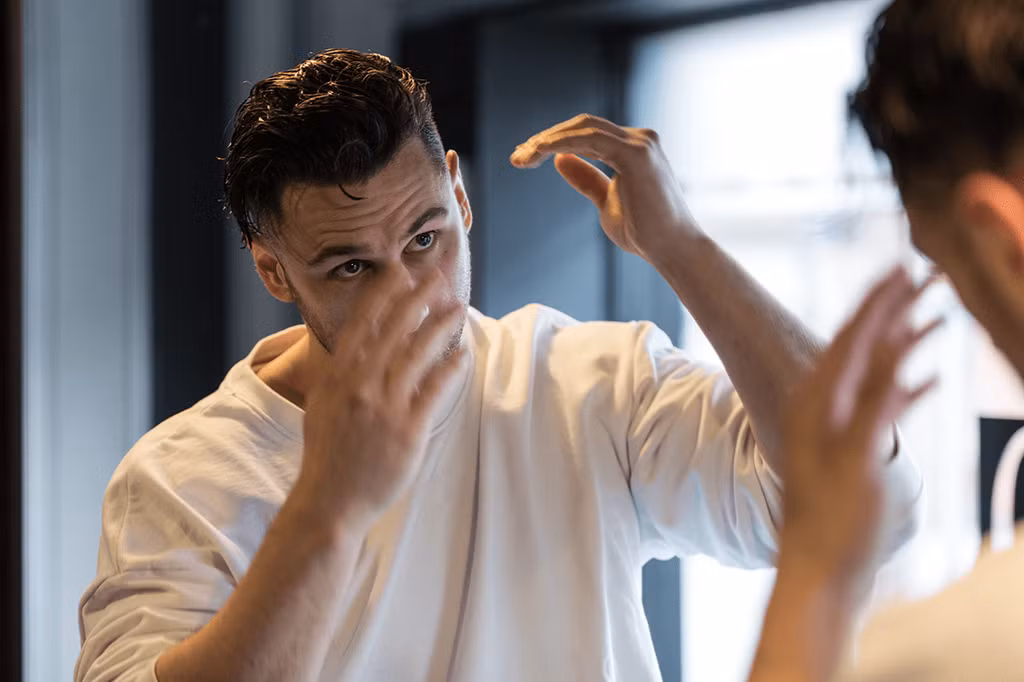 9. Không đi ngủ với sáp vuốt tóc: Gel, sáp hay keo xịt duy trì nếp tóc hoàn hảo, nhưng chúng có thể gây hại cho da đầu. Vì vậy, trước lúc đi ngủ vào buổi tối, bạn cần loại bỏ mọi tạp chất từ sản phẩm làm tóc. Ảnh: Ape To Gentleman.