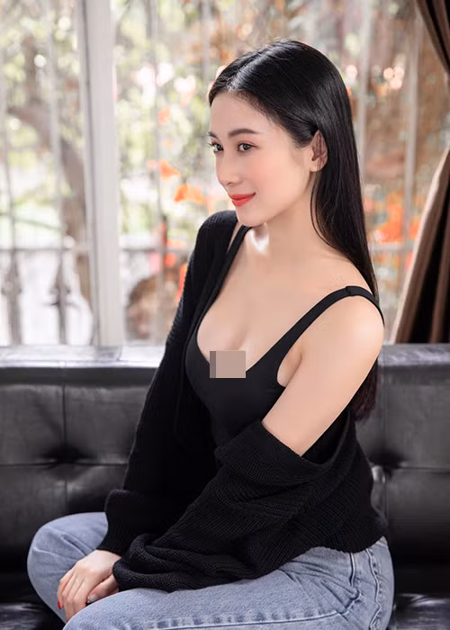 "Hot girl trà sữa" chăm chỉ thực hiện các bộ ảnh trong trang phục giúp tôn vòng một.