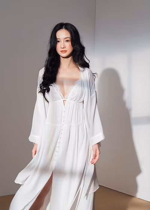 "Mặt mình vẫn như cũ, mình đâu có sửa gì mặt đâu. Chỉ là vòng 1 đầy đặn hơn một tí thì có gì đâu mà tiếc. Việc nâng cấp vòng 1 không làm thay đổi tính cách hay con người mình được, nên mình vẫn luôn luôn là Jun Vũ chứ không là ai khác", cô chia sẻ.