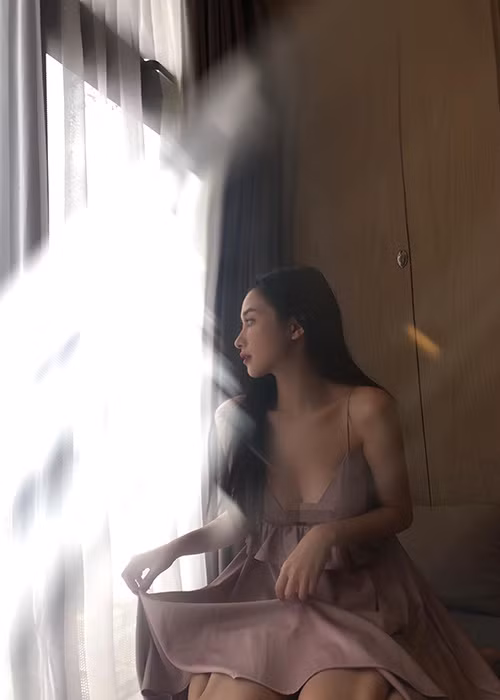 Nữ diễn viên phim "Tháng năm rực rỡ" khẳng định cô chỉ nâng ngực, không sửa mũi, sửa mặt, bơm mông, tiêm má baby như tin đồn.