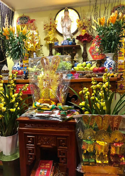 Theo VTC, gia đình Tự Long thờ quan âm nên trong mâm cỗ chỉ thấy đồ chay. "Táo Xã hội" viết: "Yên tâm rồi, chỉ còn thiếu mỗi cá chép nữa là ông Táo lên chầu Ngọc Hoàng".