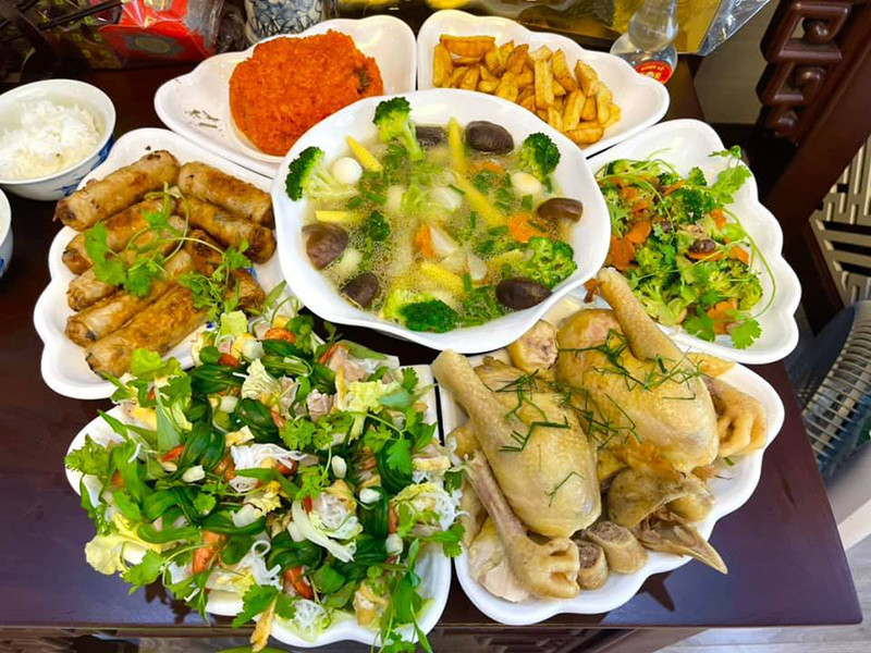 Nữ MC chia sẻ: "Năm đầu tiên làm ở nhà mới. Bạn nhỏ đã vượt khó thành công với sự trợ giúp của đồng bọn ba bố con. Mâm cơm thắp hương Táo quân cũng không đến nỗi nào. Tết bắt đầu rồi mong một năm mạnh khỏe, bình an. Đón chào Tân Sửu!''.