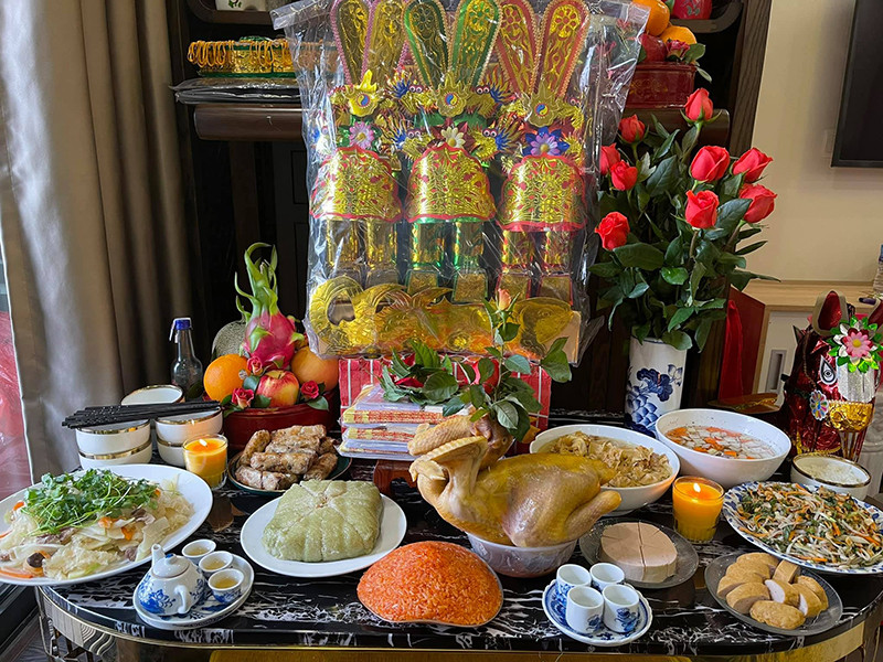 Mâm cỗ cúng của nữ ca sĩ đầy đặn.