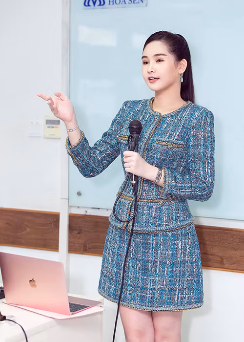 Năm 2020 là năm khá thành công của Ngân Anh. Cô chính thức làm giảng viên đại học.