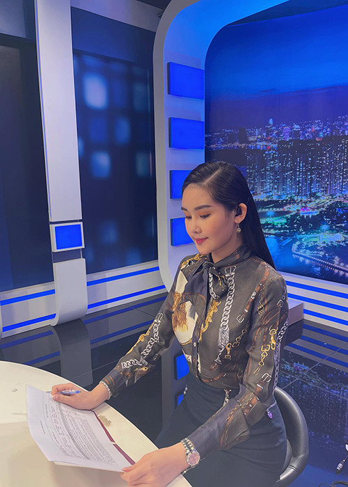 Ngoài đi dạy, Ngân Anh còn làm MC cho một kênh truyền hình.