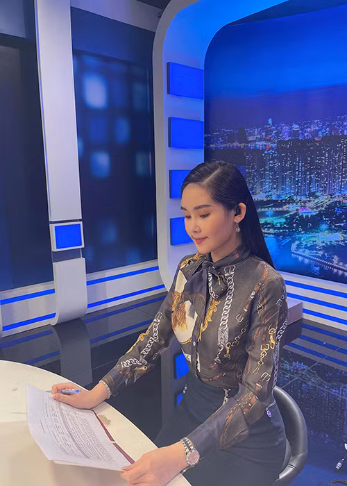 Ngoài đi dạy, Ngân Anh còn làm MC cho một kênh truyền hình.