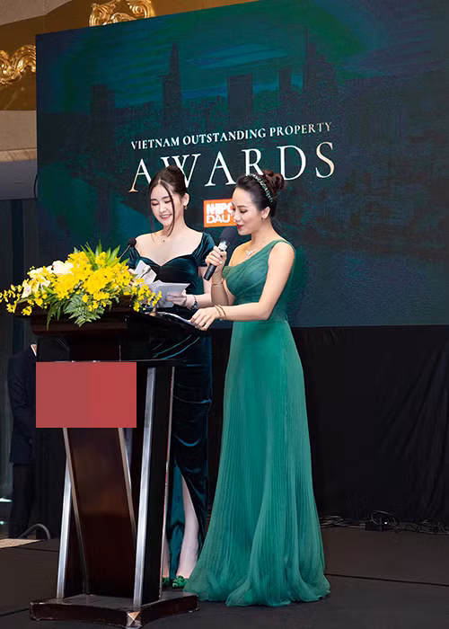 Với lợi thế tiếng Anh, Ngân Anh tự tin đảm nhận trọng trách MC song ngữ.