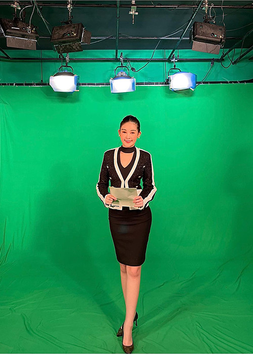 Cô lựa chọn trang phục kín đáo khi dẫn chương trình.