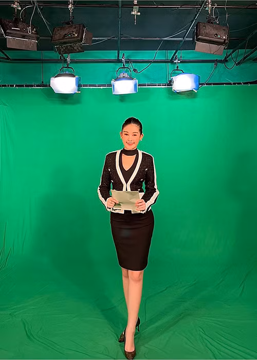 Cô lựa chọn trang phục kín đáo khi dẫn chương trình.