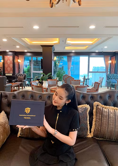 Người đẹp nhận chứng chỉ giảng dạy quốc tế bằng tiếng Anh vào cuối năm 2020.