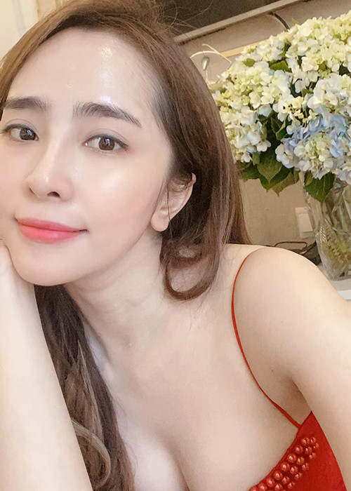 Sau khi tăng vòng một thêm 15cm, cô bỏ hết những trang phục áo độn.