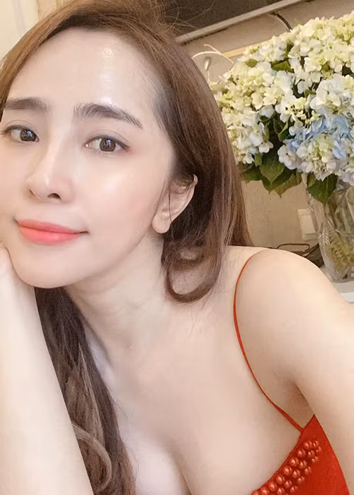 Sau khi tăng vòng một thêm 15cm, cô bỏ hết những trang phục áo độn.