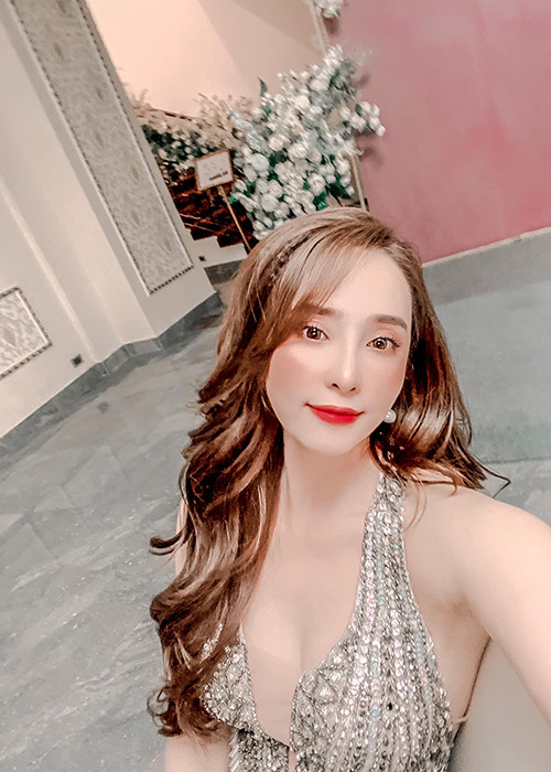 Trở lại cuộc sống độc thân, Quỳnh Nga không chỉ có nhan sắc lên hương mà sự nghiệp cũng gặt hái thành công nhất định.