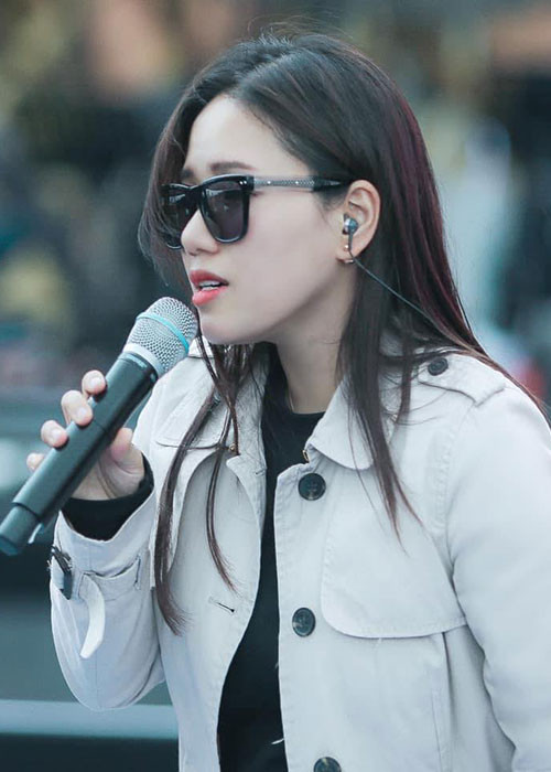 Nữ ca sĩ luyện giọng bằng cách thu đi thu lại đến 100 bài hát và nhận các show sinh viên, những show có âm thanh tệ.