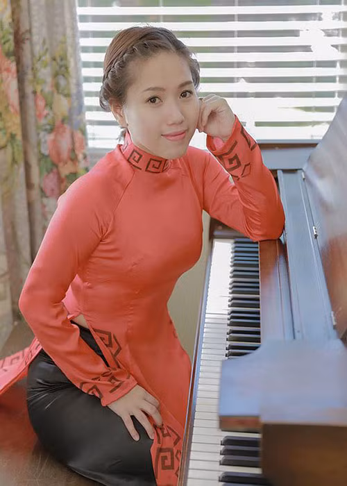 Thùy Chi sinh năm 1990, đến từ Hải Dương. Cô yêu âm nhạc từ nhỏ vì có điều kiện tiếp xúc với các loại hình nghệ thuật thông qua công việc của bố mẹ.