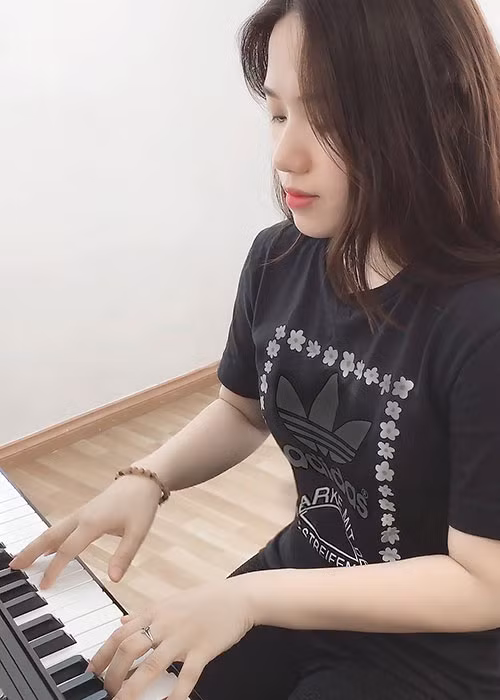 Không ít bài hát của Thùy Chi gây ấn tượng ở chương trình Bài hát Việt. Tuy nhiên, Thùy Chi lại chọn công việc dạy piano thay vì đi hát chuyên nghiệp.