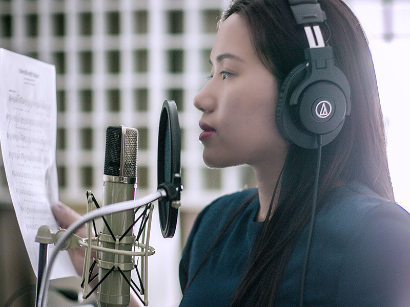 Thùy Chi được khen hát live chuẩn như thu âm nhưng từng phải dừng sự nghiệp ca hát vì những lời chê bai “hát không hay như thu âm”.