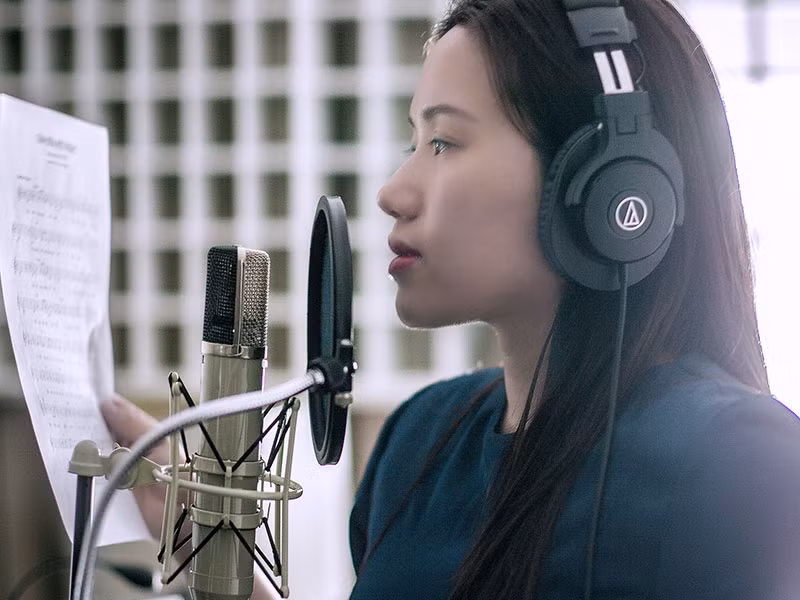 Thùy Chi được khen hát live chuẩn như thu âm nhưng từng phải dừng sự nghiệp ca hát vì những lời chê bai “hát không hay như thu âm”.