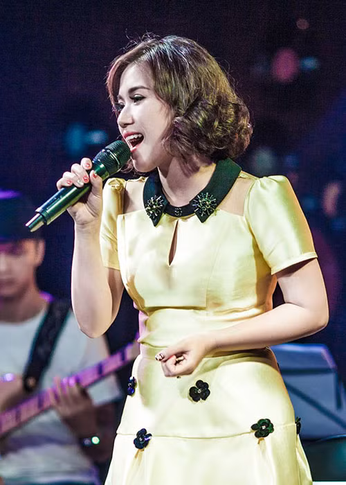 Năm 14-15 tuổi, Thùy Chi vô tình nghe được ca khúc “Giấc mơ trưa” của nhạc sĩ Giáng Son. Vì quá thích giai điệu bài hát, cô gọi cho nhạc sĩ Trần Quang Duy để nhờ thu âm ca khúc này.