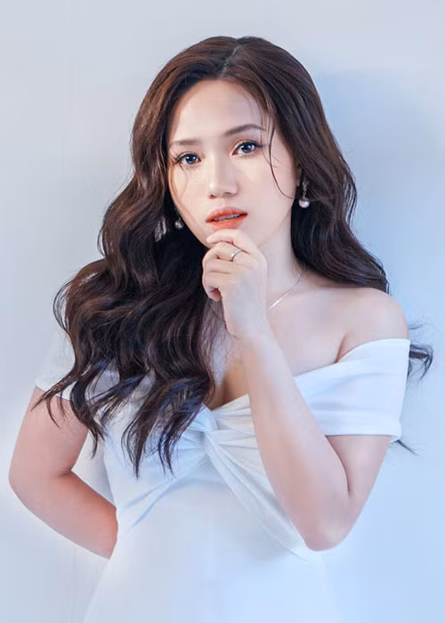 Khi được ViruSs mời gia nhập công ty, nữ ca sĩ mất khoảng một năm rưỡi suy nghĩ trước khi quyết định ngưng giảng dạy.