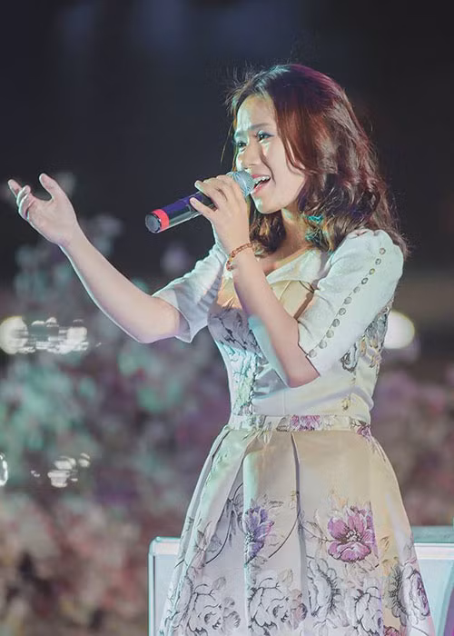 Ngoài “Giấc mơ trưa”, Thùy Chi còn được yêu thích nhờ các ca khúc: “Xe đạp”, “Thành thị”, “Yêu”, “Phía cuối con đường”, “Nàng thơ xứ Huế”.