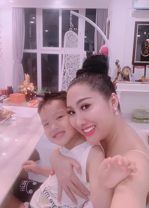 Trong khi Bảo Duy có cuộc sống hạnh phúc, Phi Thanh Vân vẫn làm mẹ đơn thân.