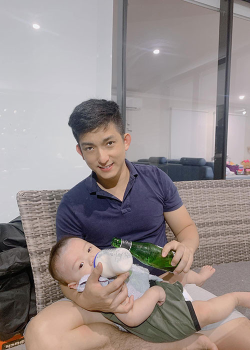 Anh thành thạo việc chăm sóc hai con nhỏ.