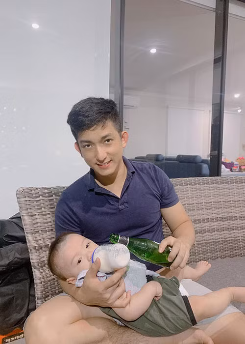 Anh thành thạo việc chăm sóc hai con nhỏ.