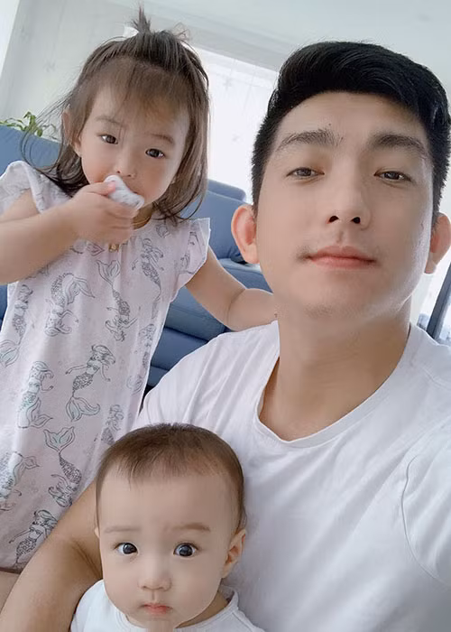 Bảo Duy hiện tại có 5 người con: 2 con gái với người vợ đầu, 1 con trai với Phi Thanh Vân và 2 con với Thúy Oanh.