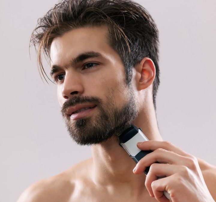 4. Cạo râu: Bộ râu được tạo hình gọn gàng giúp các chàng trai trông nam tính và thu hút. Ngoài chọn dao cạo chất lượng tốt, bạn nên chú ý về kỹ thuật cạo. Cạo sai cách có thể dẫn đến lông mọc ngược, nhiễm trùng da và nổi mụn. Bạn hãy làm mềm da và râu trước khi cạo bằng nước ấm. Tiếp theo, thoa kem cạo râu không chứa cồn, chất tẩy rửa mạnh. Cạo nhẹ nhàng theo hướng mọc của lông. Kết thúc việc cạo, rửa sạch da và thoa kem dưỡng ẩm. Ảnh: konstantinos_laios__, Hairfinder.