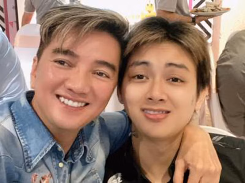 Đàm Vĩnh Hưng kiên trì tìm cách đưa Hoài Lâm trở lại con đường ca hát khi học trò đòi bỏ âm nhạc. Nam ca sĩ thậm chí từng khẳng định Hoài Lâm cần bất cứ gì từ tiền bạc, mối quan hệ... anh đều sẵn sàng giúp đỡ.