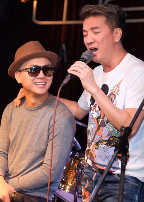 Dù Hoài Lâm vướng không ít ồn ào đời tư, Đàm Vĩnh Hưng vẫn đứng về phía học trò. Ảnh: Người đưa tin