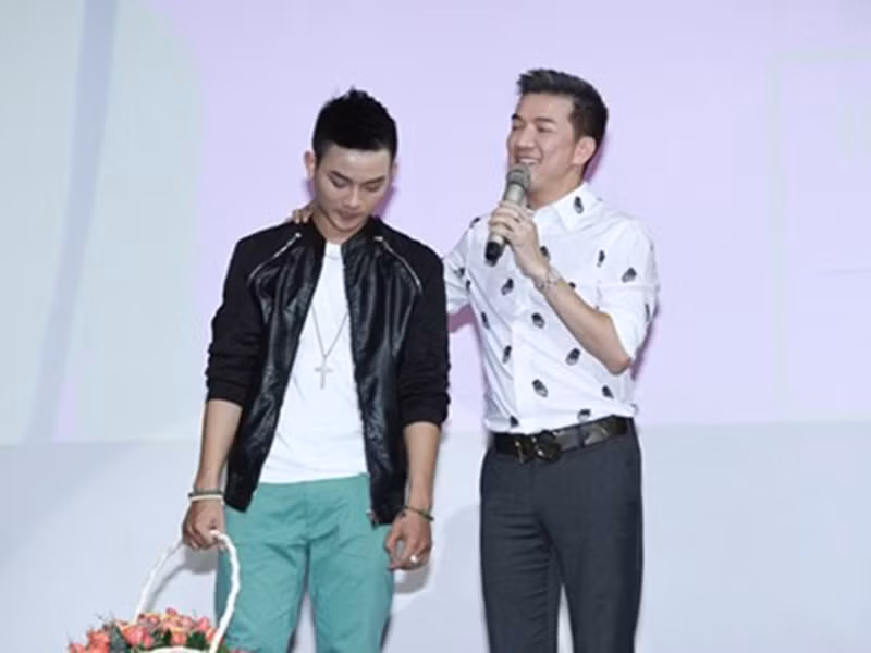 Vào năm 14 tuổi, Hoài Lâm đã sang công ty của Đàm Vĩnh Hưng để đào tạo, nhờ được bố nuôi là danh hài Hoài Linh gửi gắm. Sau 1 năm theo học, Hoài Lâm quyết định rời đi. Ảnh: Khám phá