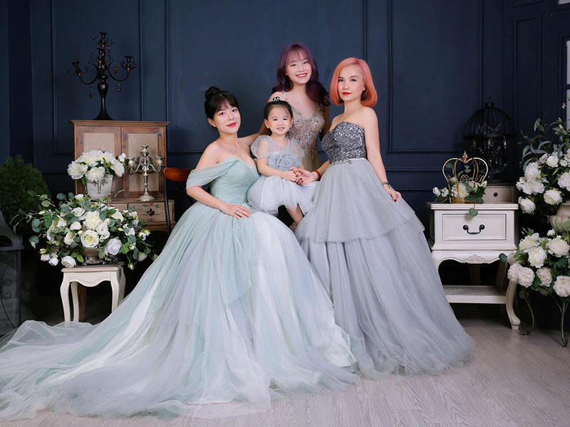 Nữ diễn viên gợi cảm bên 3 cô con gái.