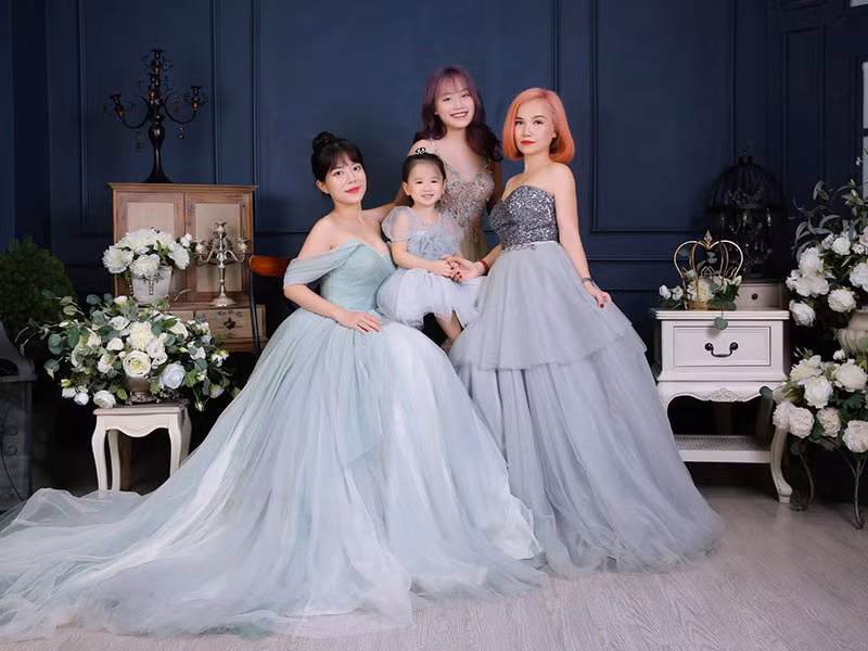 Nữ diễn viên gợi cảm bên 3 cô con gái.