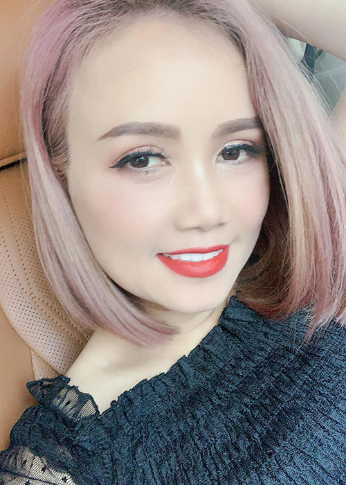 Nữ diễn viên cho rằng bản thân trông khác lạ còn do thay đổi kiểu tóc, dùng kính áp tròng màu cũng như góc chụp.