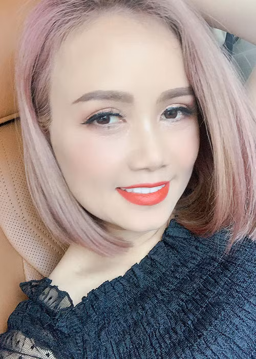 Nữ diễn viên cho rằng bản thân trông khác lạ còn do thay đổi kiểu tóc, dùng kính áp tròng màu cũng như góc chụp.