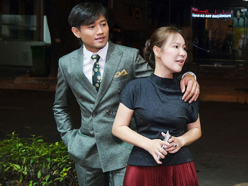 Bà xã của Quý Bình còn cho hay: "Là một người vợ tôi phải có sự thông cảm cho nghề nghiệp của anh Bình. Thấy chồng vất vả với công việc tôi càng thấy thương nhiều hơn. Cơ hội trong nghề đâu phải lúc nào cũng đến. Anh có những dự án, hợp đồng phim tôi càng mừng cho anh chứ không nghĩ phải tủi thân hay ghen tuông”. Ảnh: Dân Việt