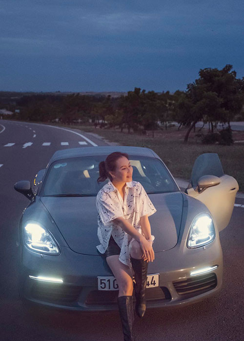 Khi chồng bận rộn đóng phim, doanh nhân Ngọc Tiền một tay lo tiệc báo hỷ ở Phú Quốc. Thấy bà xã vất vả, nam diễn viên nhanh chóng gửi lời động viên đến nửa kia của mình.