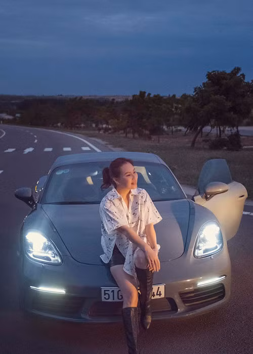 Khi chồng bận rộn đóng phim, doanh nhân Ngọc Tiền một tay lo tiệc báo hỷ ở Phú Quốc. Thấy bà xã vất vả, nam diễn viên nhanh chóng gửi lời động viên đến nửa kia của mình.